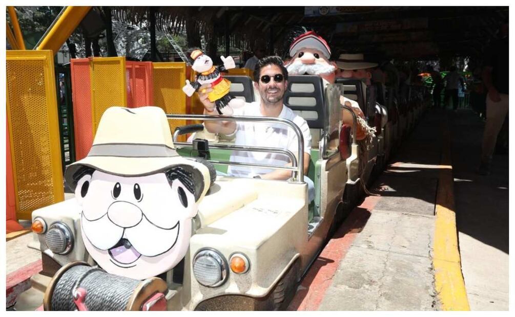 Víctor González Herrera a bordo de la montaña rusa que lleva el nombre de su padre, el Dr. Simi. Imagen: Cortesía de Six Flags