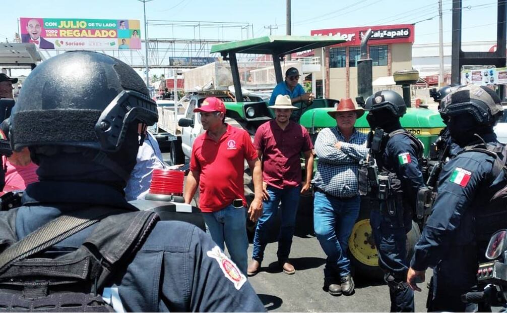 Productores de maíz bloquean aeropuerto. Foto: Especial