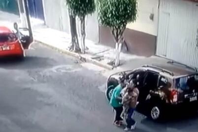 Mujer rescata a sus bebés durante robo de camioneta