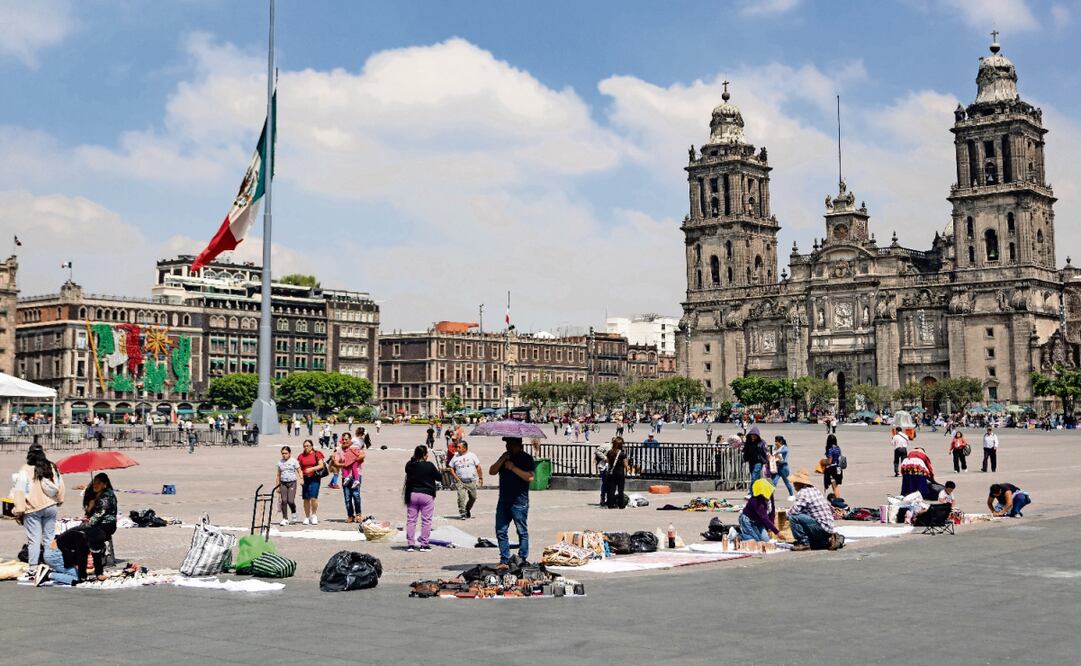 Durante un recorrido se pudo apreciar el comercio ambulante en la plancha del Zócalo, frente al Antiguo Palacio del Ayuntamiento y a un costado de la Catedral. Fotos: Diego Simón y Hugo Salvador / EL UNIVERSAL