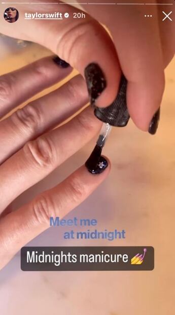 Taylor Swift se hace manicura inspirada en su álbum “Midnights”
