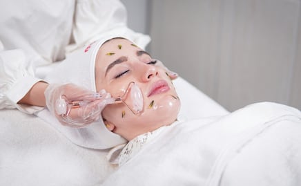 Expertas revelan cómo lucir una piel luminosa en la temporada de fiestas