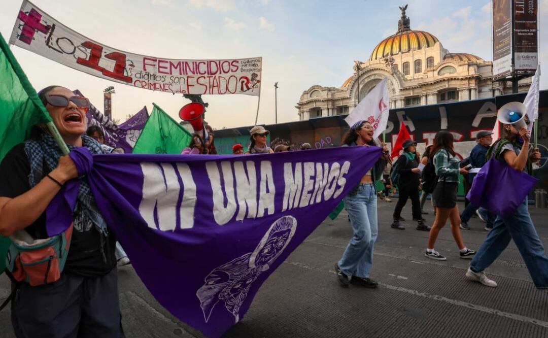 Mujeres en la marcha del 25N avanzan hacia el Zócalo capitalino (25/09/2025). Foto: Luis Camacho / EL UNIVERSAL