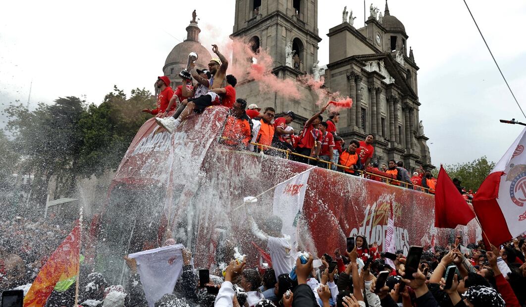 Integrantes del equipo de los Diablos Rojos festejan con aficionados la consecución del campeonato de la Liga MX de futbol en la ciudad de Toluca, el lunes 26 de mayo de 2025. Foto: Arturo Hernández/EL UNIVERSAL