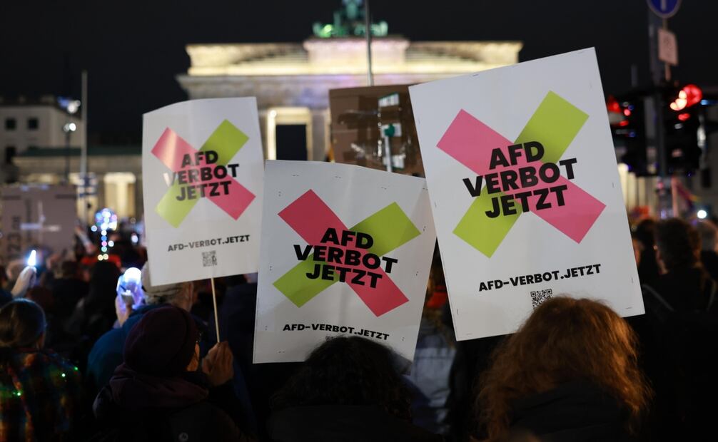 Los participantes sostienen pancartas que dicen "Prohibición de la AFD ahora", en relación con el partido alemán de extrema derecha Alternativa para Alemania, durante una manifestación contra la extrema derecha en la Puerta de Brandenburgo en Berlín, Alemania, el 25 de enero de 2025. Foto: EFE