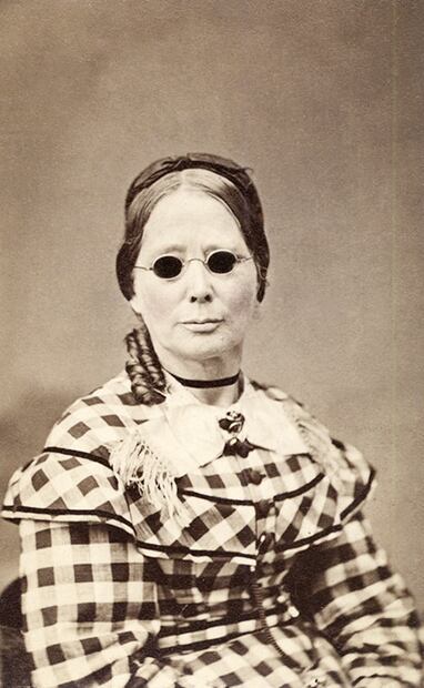 Retrato de una mujer ciega, quien cubre sus ojos con un par de lentes oscuros; tomada en Texas, en 1870. Durante un tiempo, los “espejuelos oscuros” fueron más un accesorio para cuidado ocular que de moda. Foto: SMU Central University/Wikimedia Commons.