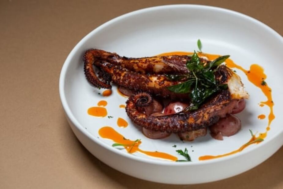 Disfruta de carne y mariscos a la parrilla en la Condesa
