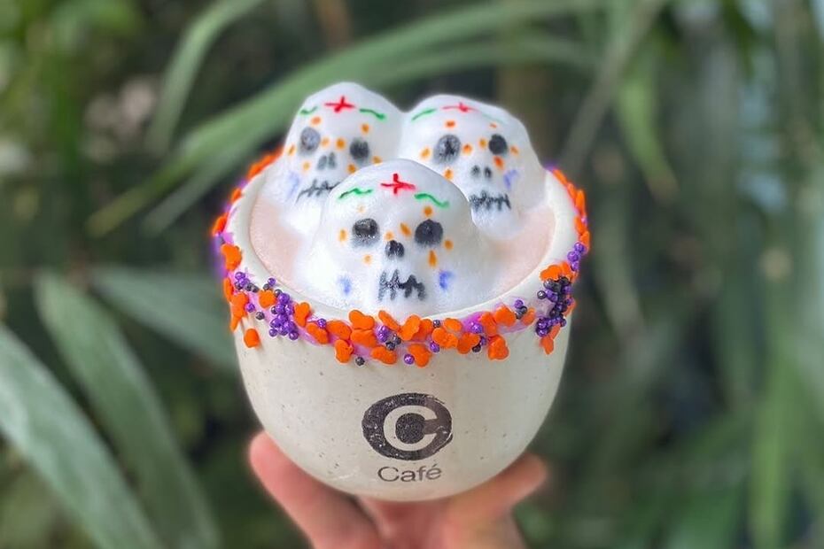 Según la temporada, en esta cafetería encontrarás diseños diferentes para tus bebidas calientes. Foto: Instagram @cafec.mx