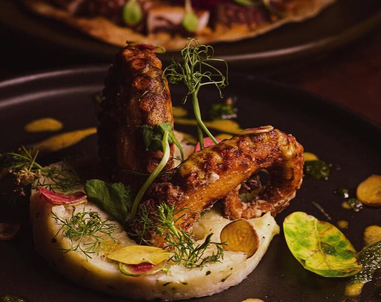 En este restaurante se sirve comida y bebida con sabor a México. Foto: Instagram @atarrayabar