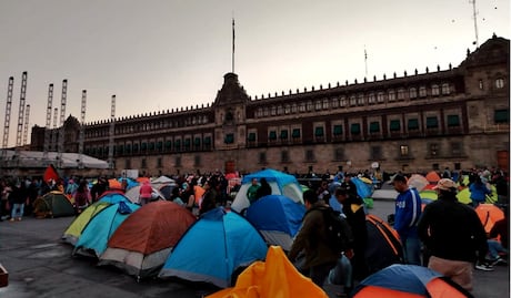 FOTOS: Amanece Zócalo de la CDMX con plantón y paro laboral de la CNTE pese a acuerdo con Sheinbaum