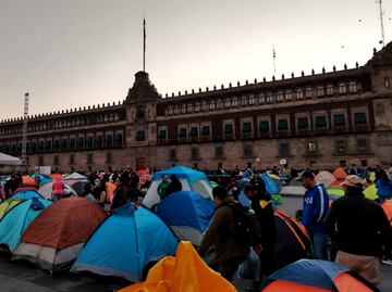 FOTOS: Amanece Zócalo de la CDMX con plantón y paro laboral de la CNTE pese a acuerdo con Sheinbaum