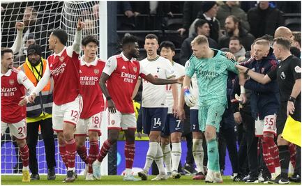 Aficionado patea a portero del Arsenal tras finalizar el Derbi del Norte de Londres
