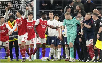 Aficionado patea a portero del Arsenal tras finalizar el Derbi del Norte de Londres