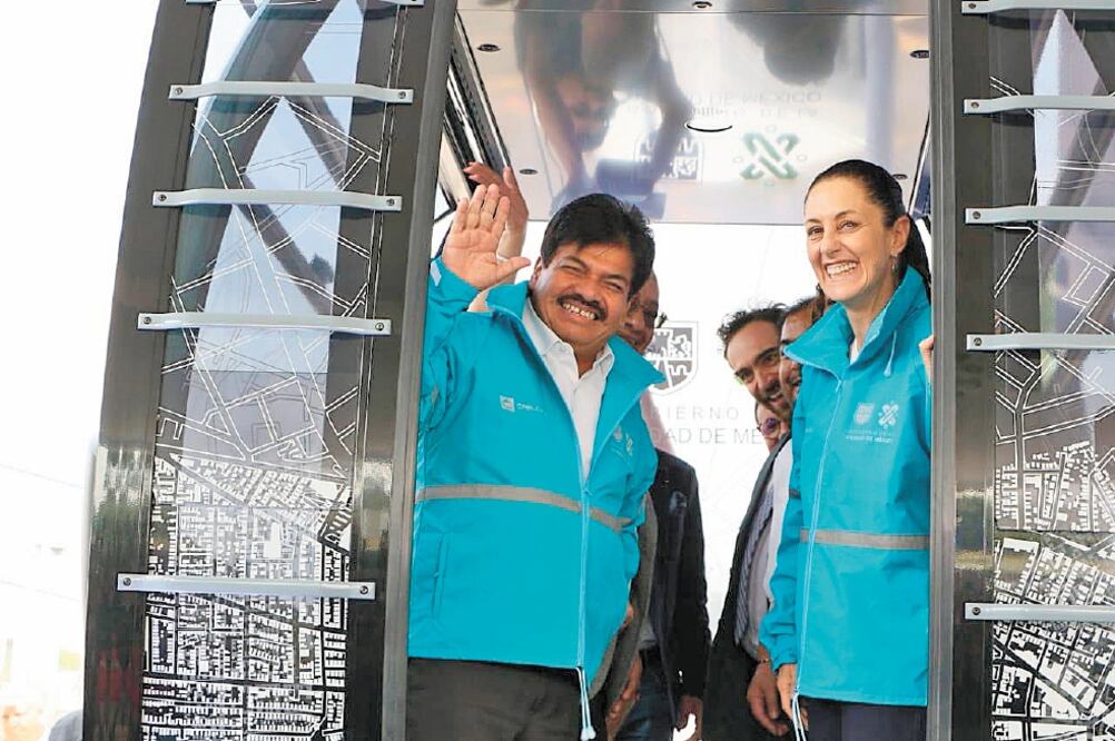 En compañía del alcalde morenista de Gustavo A. Madero, Francisco Chíguil (izq.), la mandataria capitalina, Claudia Sheinbaum (der), presentó la cabina que se utilizará en el primer Cablebús de la capital del país. Foto: ESPECIAL