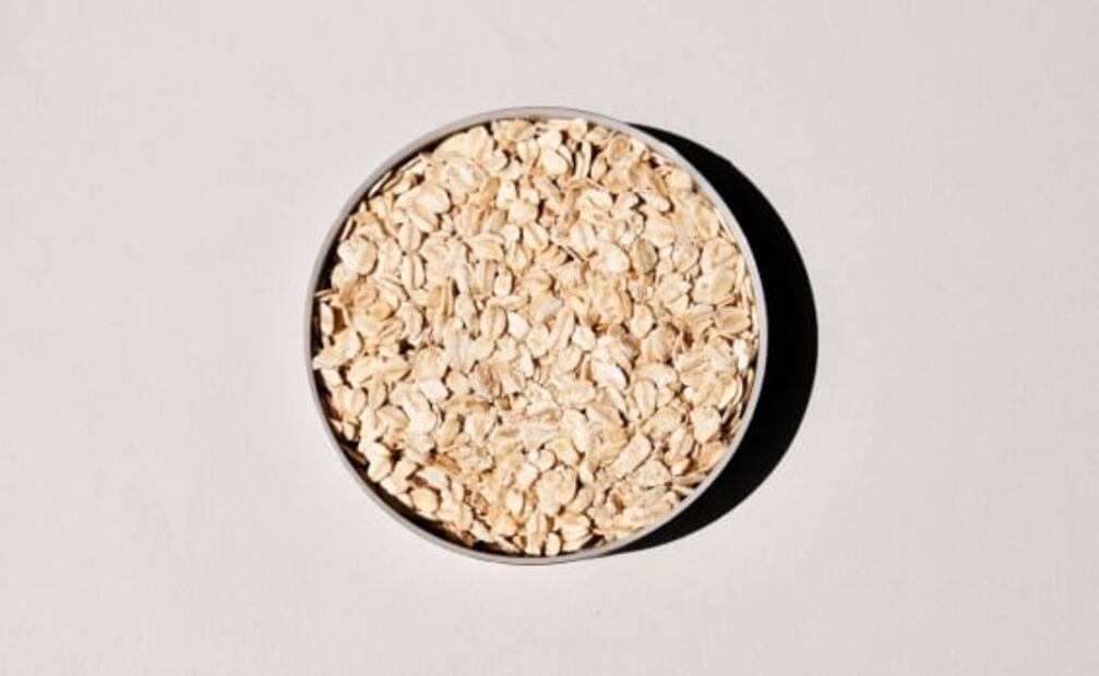 Por qué debes tomar agua de avena sin azúcar