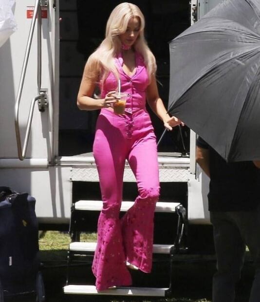 Se filtran fotografías del set de "Barbie" y Margot Robbie luce exactamente como imaginamos