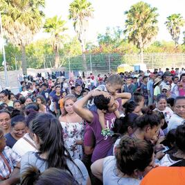 Rechazan autoridades de EU vacunar a niños migrantes