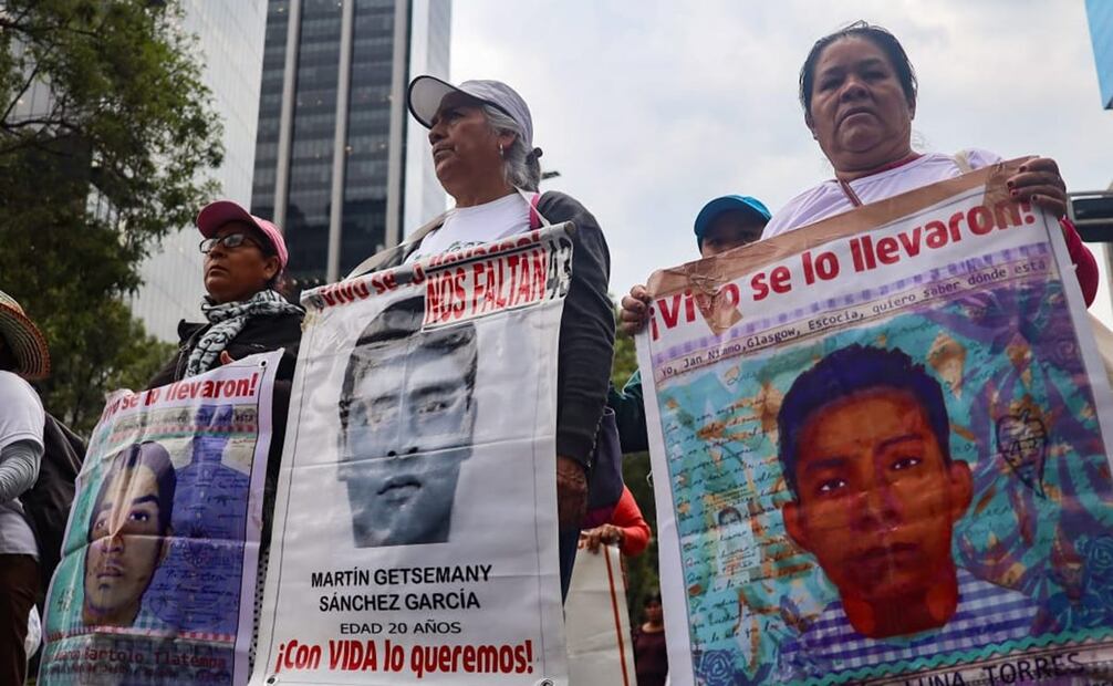 Padres de 43 estudiantes de Ayotzinapa protestando en reforma tras último informe del GIEI. Foto: Hugo Salvador/ EL UNIVERSAL