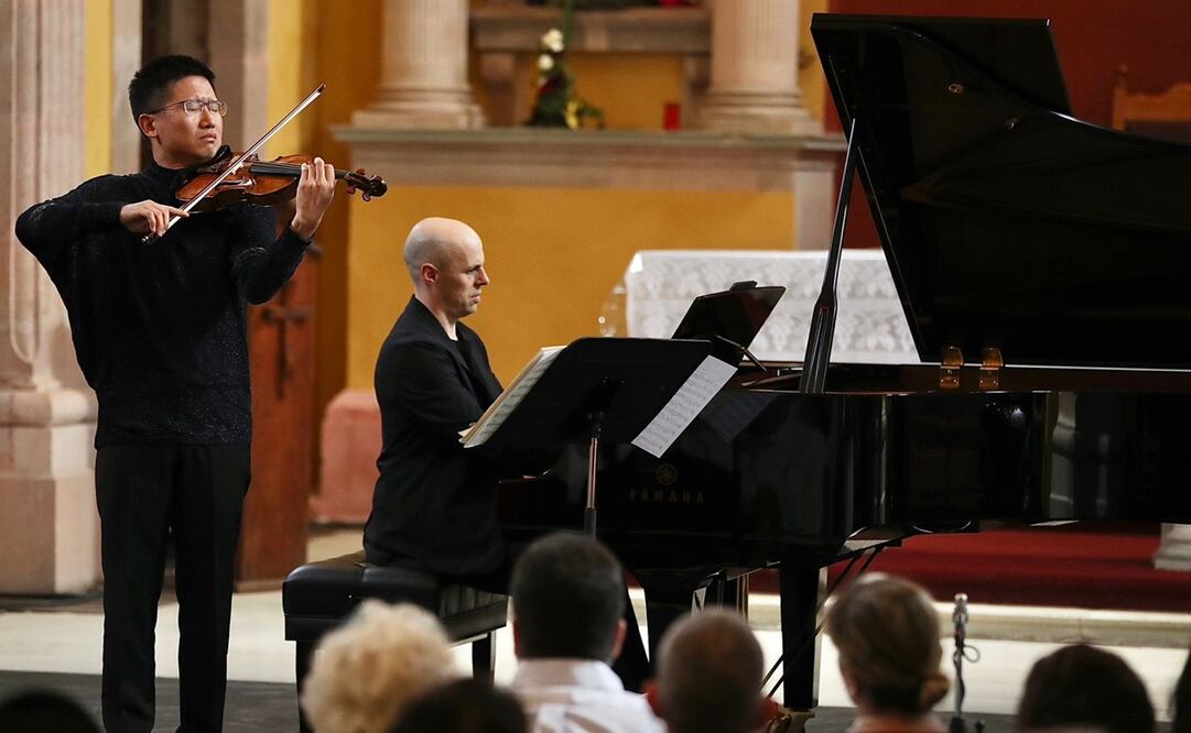 Guanajuato, Gto. 26 octubre 2023  Concierto del violinista Dan Zhu y Julien Quentin, piano interpretando Brahms: La voz íntima en el templo de Santiago.Fotos: Berenice Fregoso/EL UNIVERSAL.