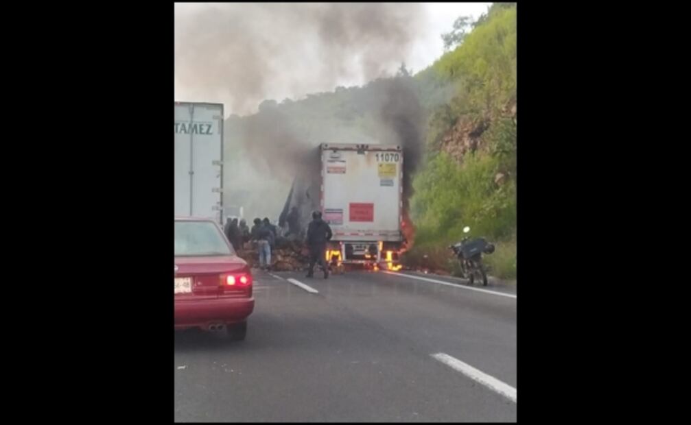 Rapiñan tráiler cargado con cervezas accidentado en Veracruz