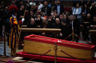 Cierran féretro del papa Francisco en ceremonia privada; es encabezada por el cardenal Kevin Joseph Farrell