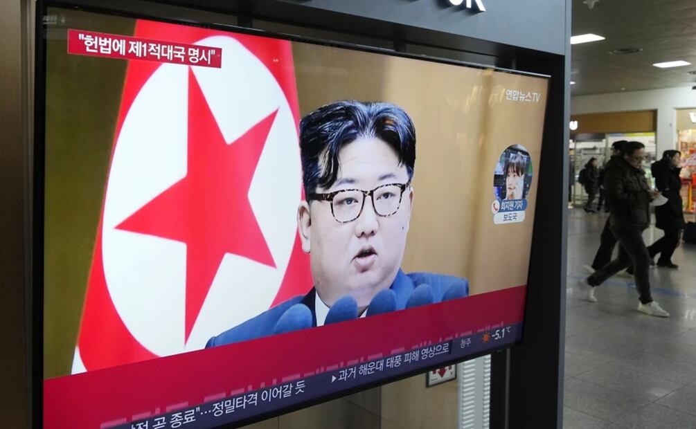 Una pantalla de televisión muestra una imagen del gobernante norcoreano Kim Jong Un durante un programa noticioso el martes 16 de enero de 2024, en la estación ferroviaria de Seúl, Corea del Sur. Foto: AP