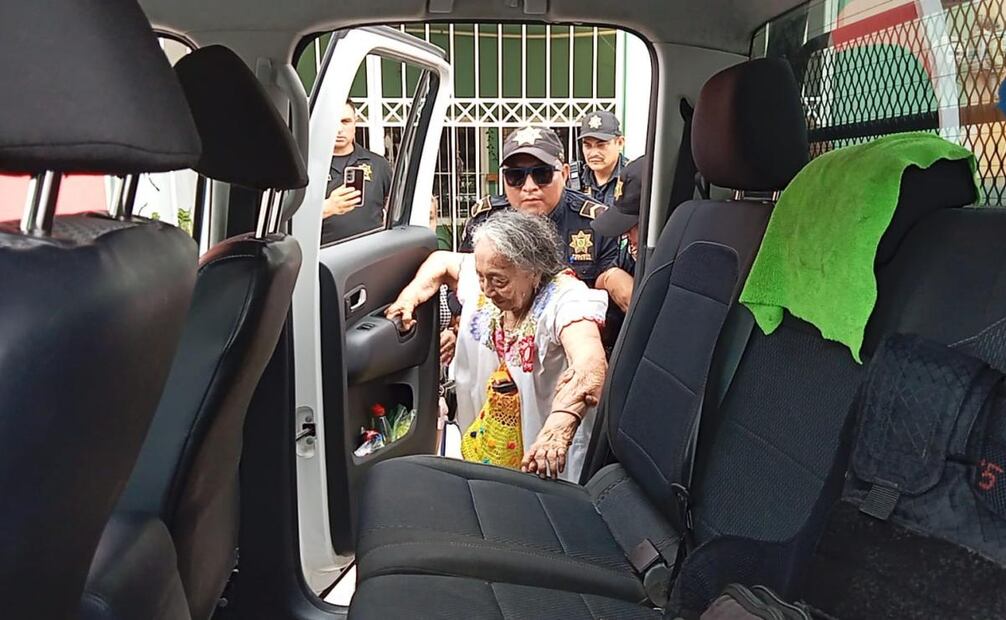 La anciana narró que su hija, llamada Victoria, la sacó de su casa y la subió a una camioneta con sus pertenencias (29/07/2025). Foto: Especial