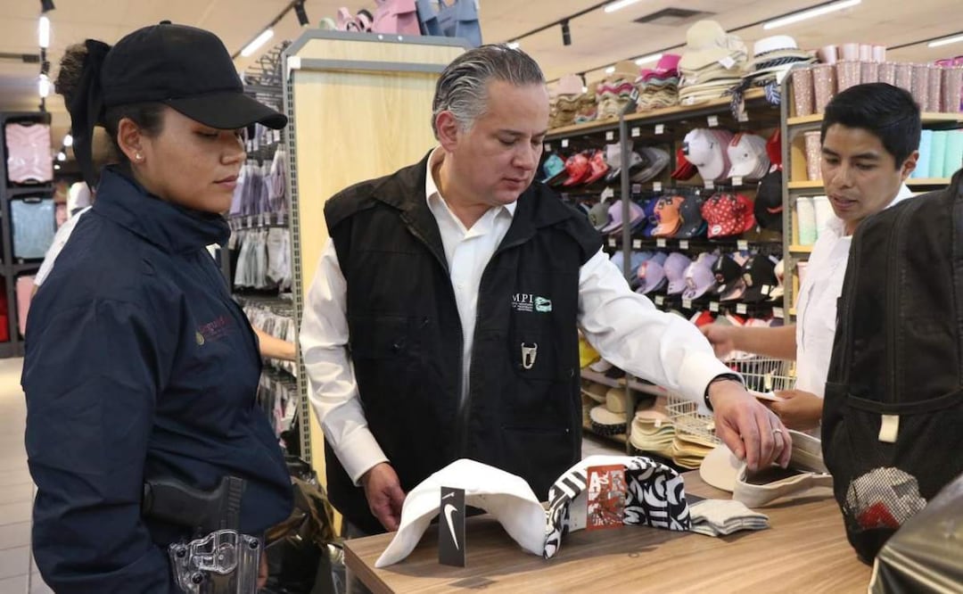 Santiago Nieto, titular del IMPI, encabezó los operativos contra la piratería en tiendas chinas de Monterrey, Nuevo León (10/04/2025). Foto: Especial