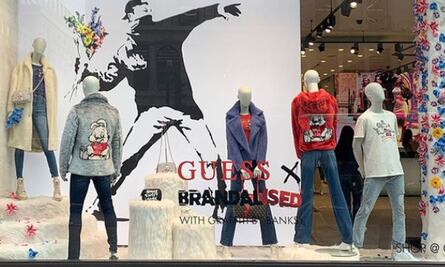 Banksy "incita" a ladrones a robar tienda Guess tras usar sus obras sin consentimiento