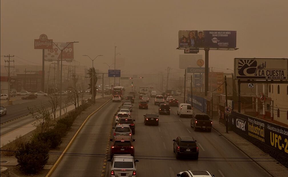 Una intensa tormenta de arena sorprendió la tarde del 6 de marzo de 2025, a Ciudad Juárez, México. Foto: Christian Torres/EL UNIVERSAL