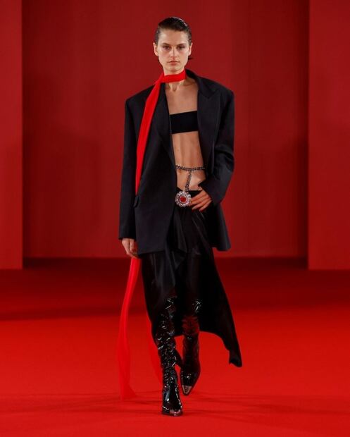 Dua Lipa muestra cómo llevar una falda con abertura profunda