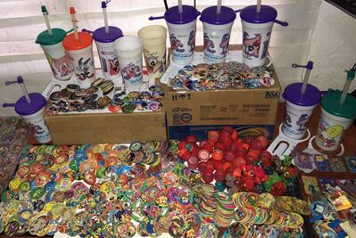 El encanto de los regalitos que venían en las golosinas de antaño