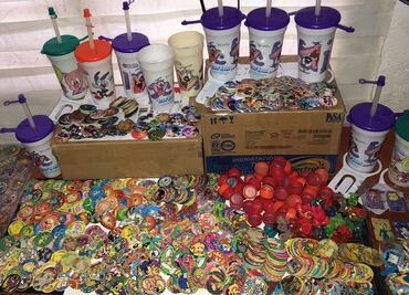 El encanto de los regalitos que venían en las golosinas de antaño