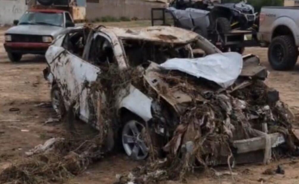 Autos arrastrados por corrientes de agua en Sinaloa (03/09/2025). Foto: Especial