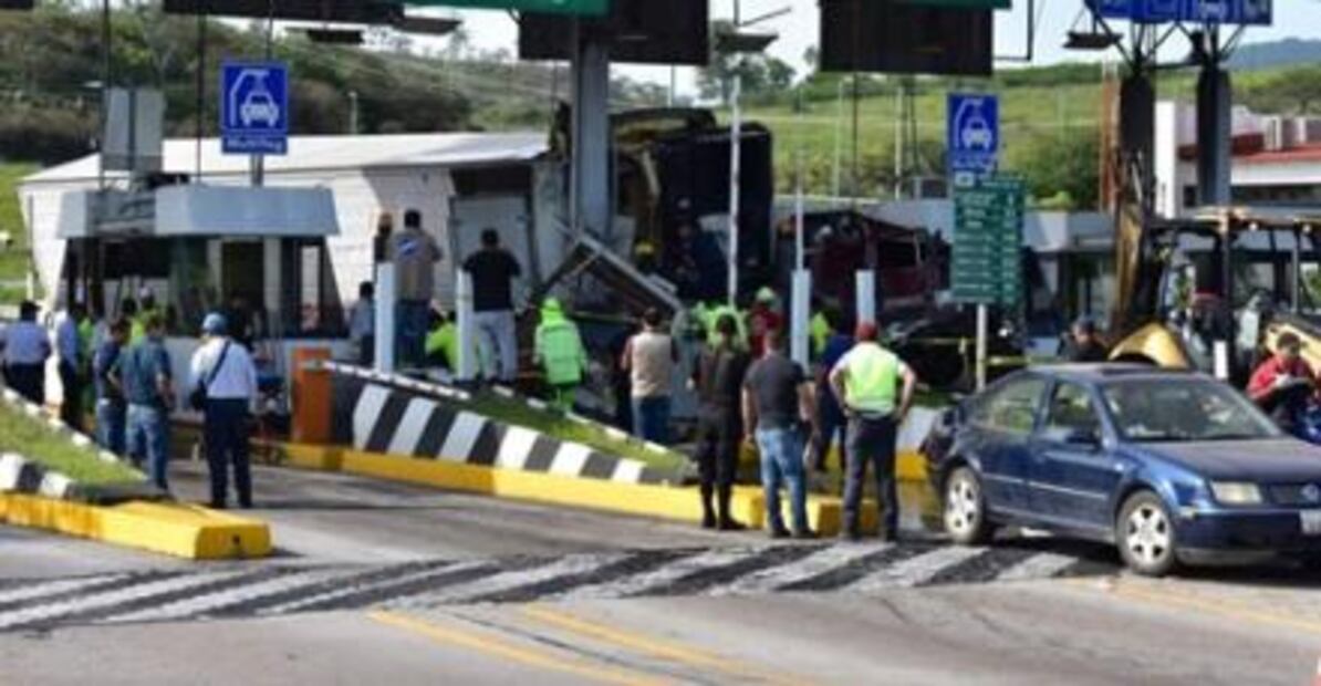 Muere una persona por choque de tráiler en caseta de autopista Guadalajara-Tepic