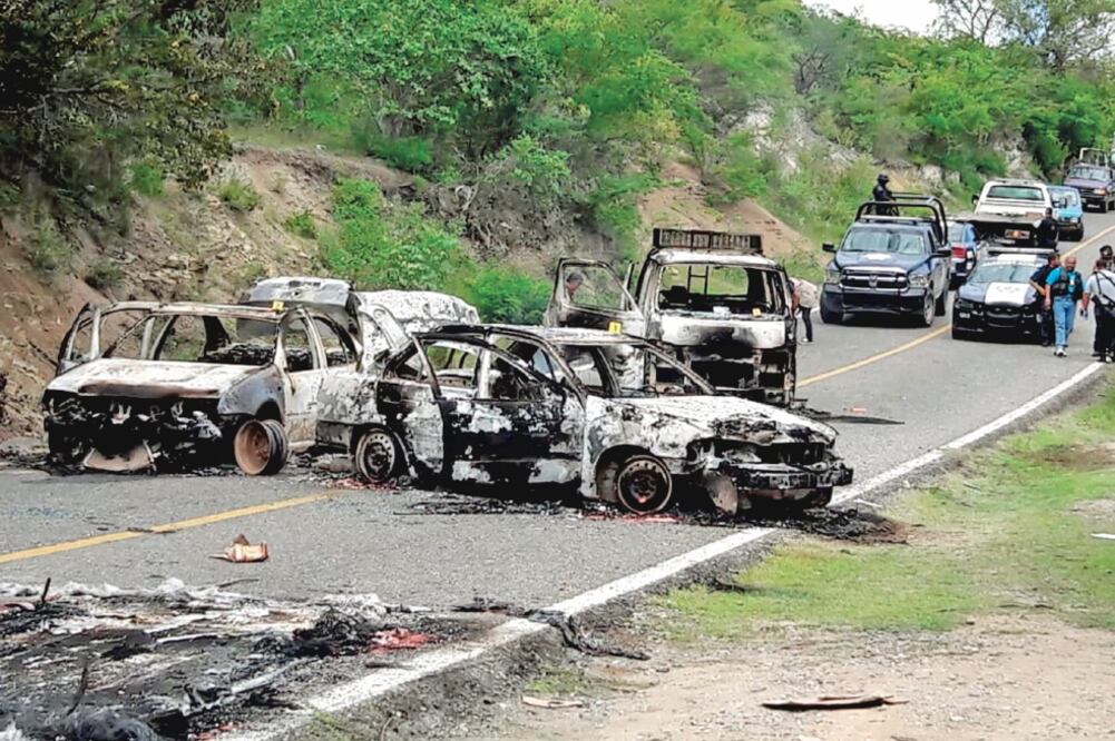 Violencia. Después del ataque en La Laguna, hombres armados quemaron cinco autos, cuatro particulares y uno del transporte público. Foto: ANWAR DELGADO. EL UNIVERSAL