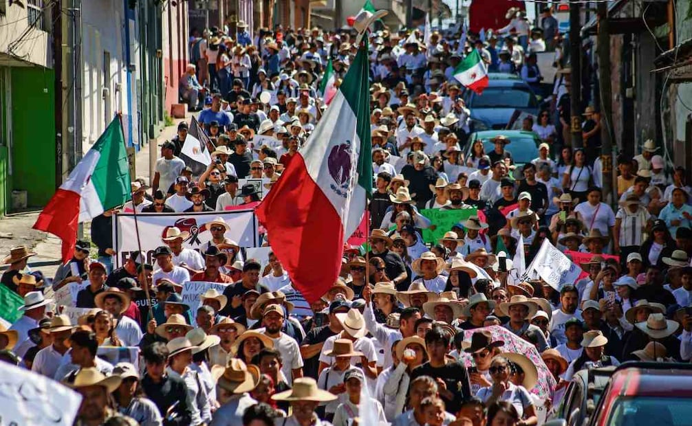 Más de 70 mil uruapenses, según el ayuntamiento, salieron en caravana desde la avenida Latinoamericana y recorrieron en cuatro horas los siete kilómetros hasta la Plaza Morelos. Foto: Luis Camacho / EL UNIVERSAL