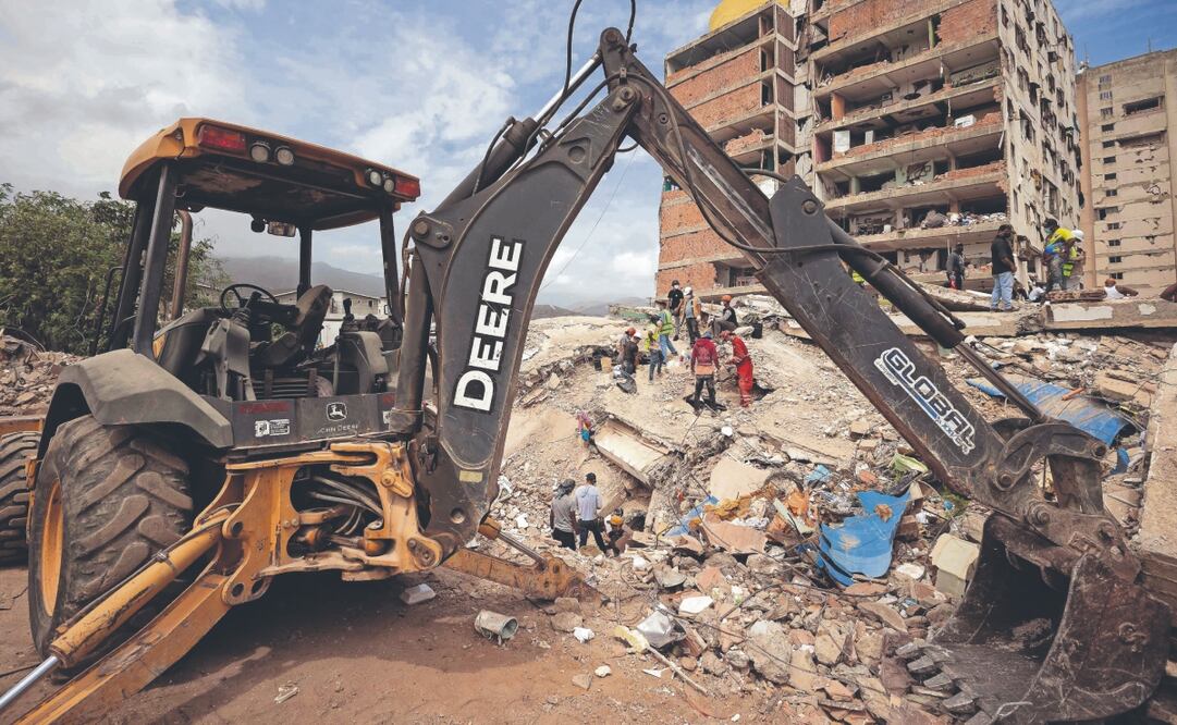Maquinaria pesada removía ayer los escombros en La Guaira, epicentro de los daños provocados por los terremotos en Venezuela. Foto: EFE