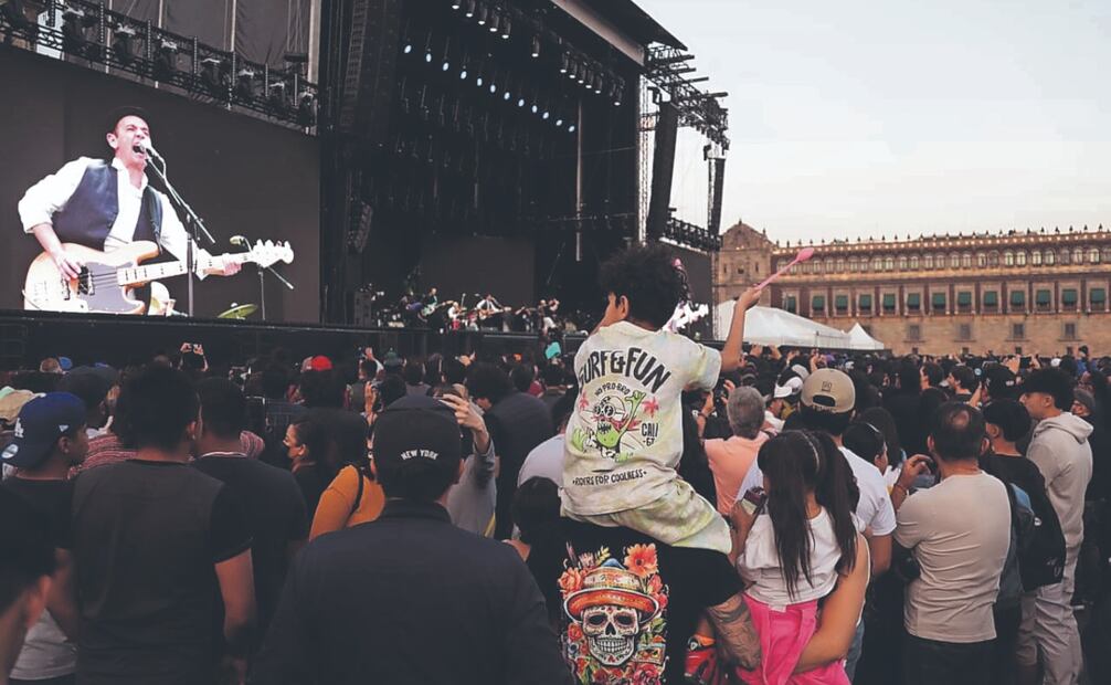Con su emblemática gabardina roja, Páez sentenció al final: “El rock no está muerto”. 
Familias gozaron del ídolo, y lo llevaron en sus playeras. FOTOS: Yaretzy M. Osnaya. EL UNIVERSAL