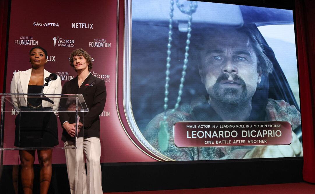 La actriz Janelle James y el actor Connor Storrie anuncian a Leonardo DiCaprio como nominado a Mejor Actor Masculino. Foto: VALERIE MACON / AFP.