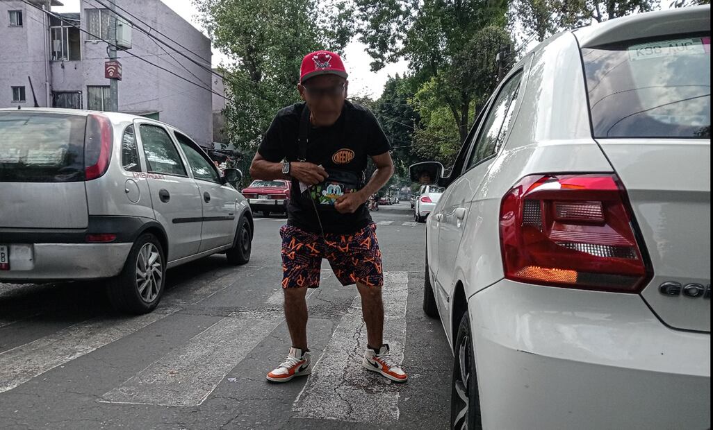 Desde 25 hasta 200 pesos es lo que puede llegar a cobrar un franelero en las calles de la alcaldía Cuauhtémoc. Foto: Gabriel Pano/EL UNIVERSAL