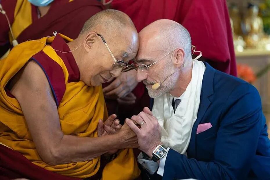 Arthur Brooks ha tenido el privilegio de reunirse en once ocasiones con Dalai Lama. Fuente: Freepik.