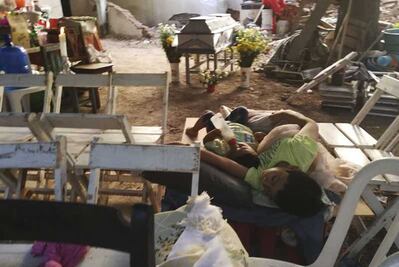Entre los escombros, familias velan a las víctimas en Juchitán