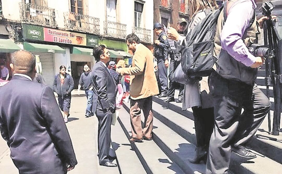 Jorge Romero dice que mantiene diálogo con las dirigencias de otros partidos por la cercanía que hay en la Asamblea. En la imagen saluda a César Cravioto (DIANA VILLAVIVENCIO. EL UNIVERSAL)