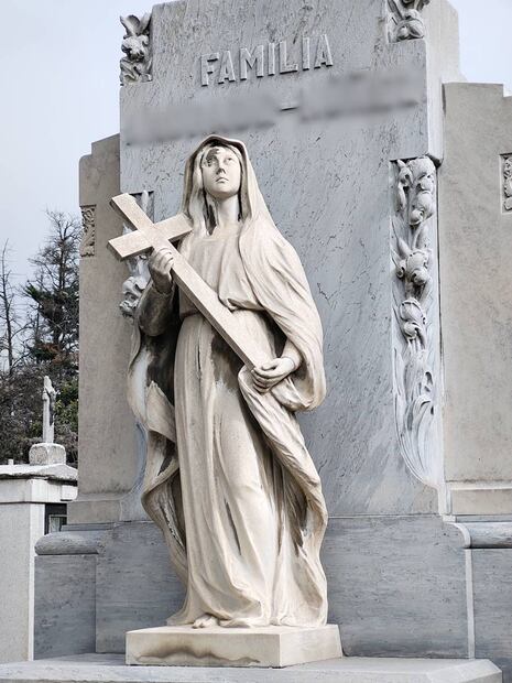 La disposición de una estatua de la Virgen frente a la lápida sugiere protección que la familia del difunto esperaría para su difunto en el más allá. Foto: Alicia Vázquez.