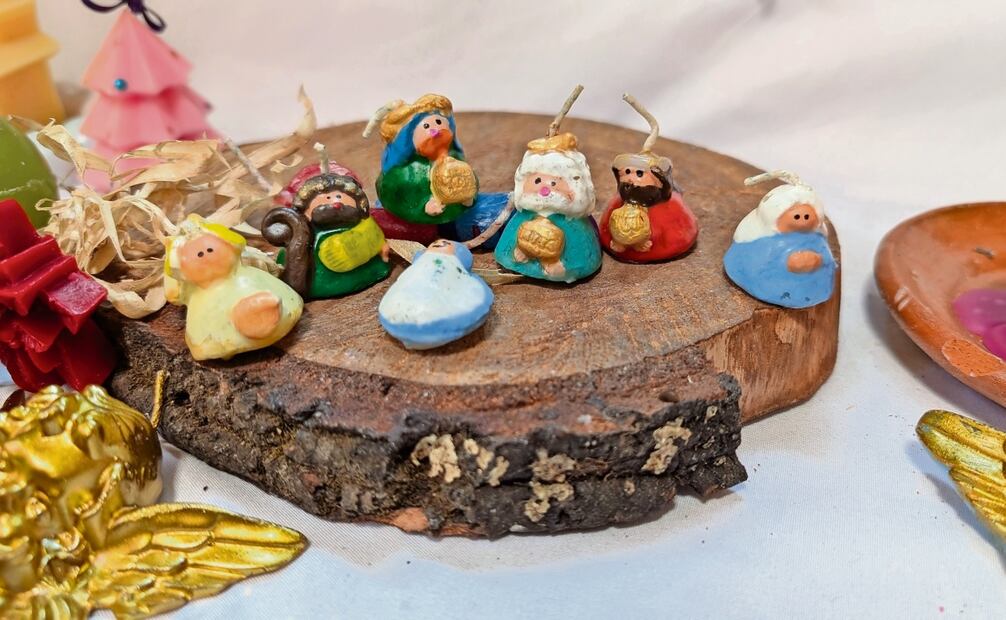 El taller de Nayeli y su familia se ha ido llenando de figuras alusivas a la
Navidad: nochebuenas, galletas de jengibre y pesebres. Foto: Mildred Ramos / EL UNIVERSAL