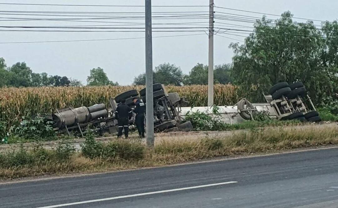 Vuelca pipa de gas con 45 mil litros sobre la carretera Jorobas-Tula, Hidalgo (06/10/2025). Foto: Especial