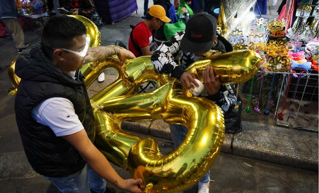 Mexicanos celebran la próxima llegada del Año Nuevo 2025. Foto: Luis Camacho/EL UNIVERSAL
