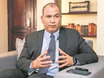 Exdirector de Pemex, Carlos Treviño, va contra FGR y Lozoya