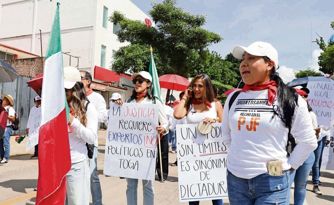Trabajadores del Poder Judicial de la Federación de Oaxaca marcharon en calles de la capital en rechazo a la aprobación de la reforma presidencial. Los manifestantes aseguraron que seguirán sus protestas pese a la aprobación del dictamen. Foto: Carolina Jiménez / EL UNIVERSAL